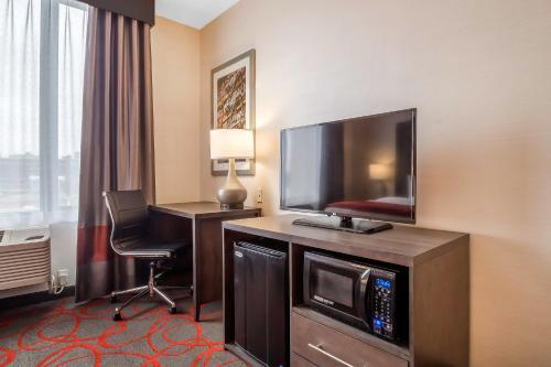 Hotel Comfort Inn & Suites Near Stadium