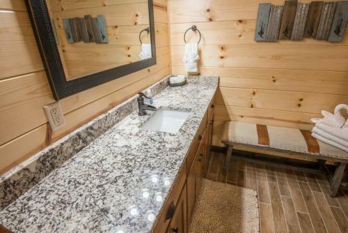 Huckleberry Inn Broken Bow Cabin
