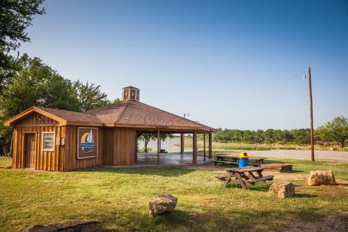 Bay Landing Camping Resort Deluxe Cabin 28