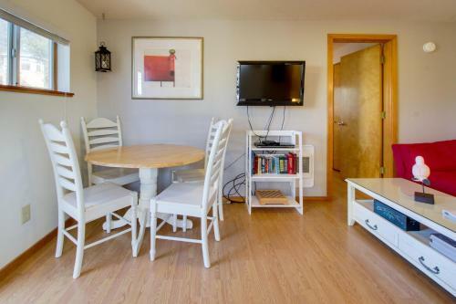 Beaches Inn | Captains Cove Cottage 9