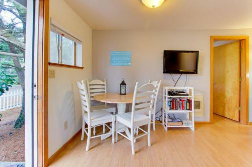 Beaches Inn | Captains Cove Cottage 9