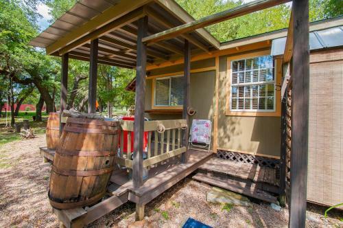 Le Petit At Lonesome Dove Cottage