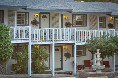 Holiday Lodge On Canyon Lake