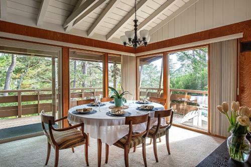 Forest Hideaway - Two Bedroom Home - 3596