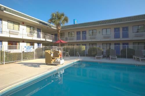 Motel 6 Charleston North