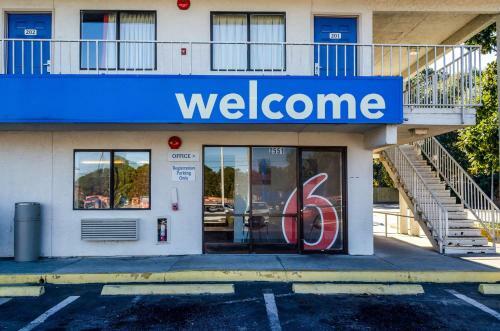 Motel 6 Charleston North