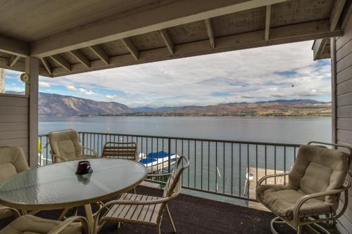 Accent Lakefront Villa