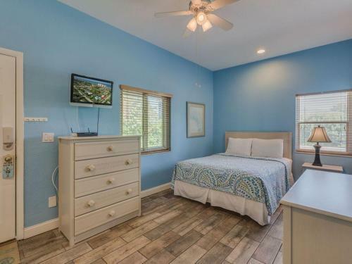 934 Narcissus Avenue House