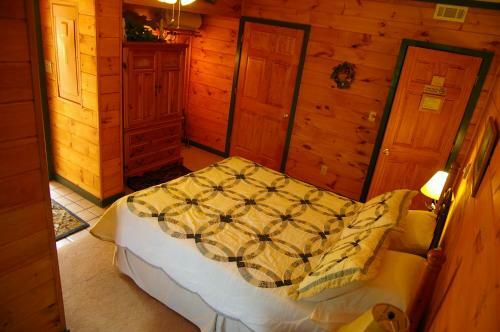 Bed & Breakfast Cedar House Inn & Yurts