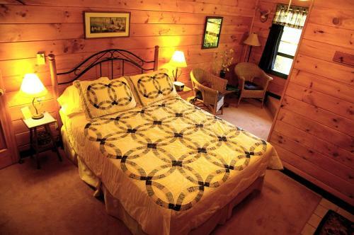 Bed & Breakfast Cedar House Inn & Yurts