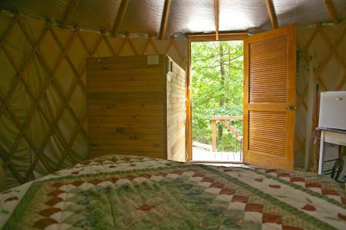 Bed & Breakfast Cedar House Inn & Yurts