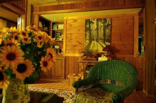 Bed & Breakfast Cedar House Inn & Yurts