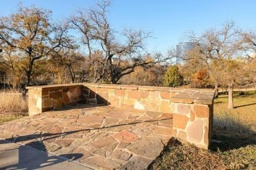 Apartamento Explore Dallas Near Turtle Creek & Trail | Parking