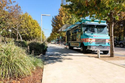 Apartamento Explore Dallas Near Turtle Creek & Trail | Parking