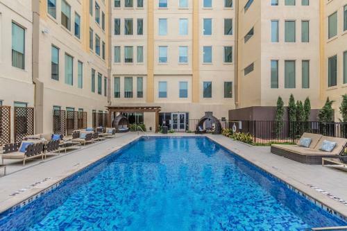 Cozy 1 Bedroom Apartment Overlooking Downtown