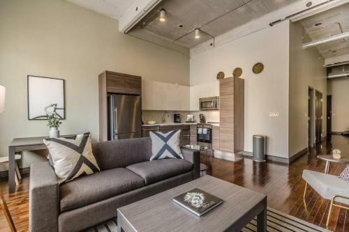Cozy 1 Bedroom Apartment Overlooking Downtown
