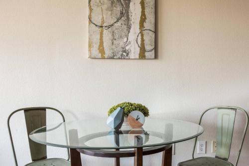 Apartamento Beautiful W/ Balcony & Parking | Dining & Shopping