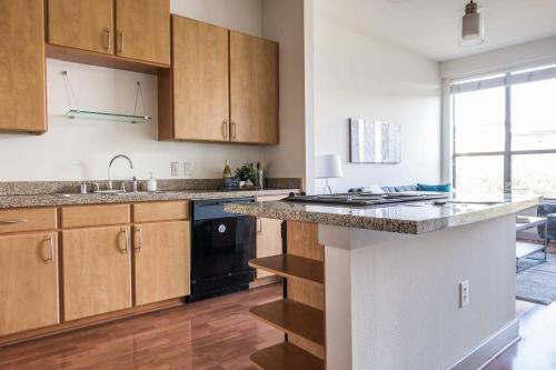 Apartamento Beautiful W/ Balcony & Parking | Dining & Shopping