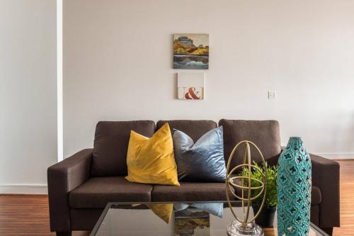 Apartamento Stay Above It All @ Views + Balcony + Shopping 1br