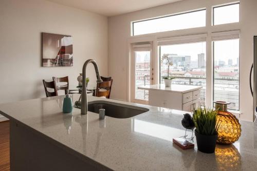 Apartamento Stay Above It All @ Views + Balcony + Shopping 1br