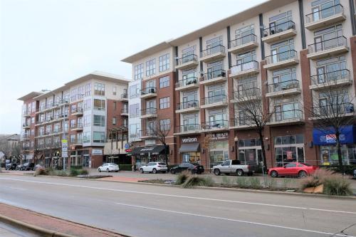 Apartamento Stay Above It All @ Views + Balcony + Shopping 1br