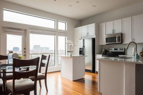 Apartamento Stay Above It All @ Views + Balcony + Shopping 1br