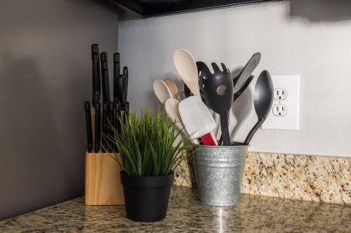 Apartamento Quiet + Modern | Parking | Dining + Shopping 2br