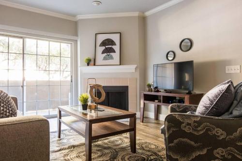 Apartamento Quiet + Modern | Parking | Dining + Shopping 2br