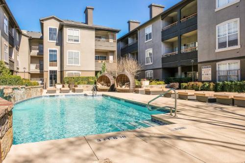 Apartamento Quiet + Modern | Parking | Dining + Shopping 2br
