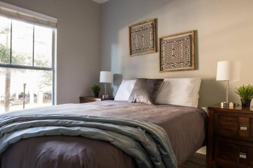 Apartamento Quiet + Modern | Parking | Dining + Shopping 2br
