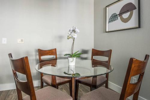 Apartamento Quiet + Modern | Parking | Dining + Shopping 2br