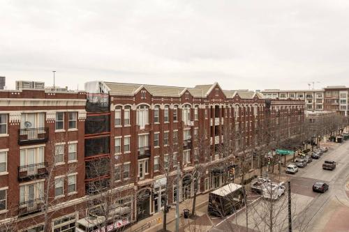 Apartamento Chic Central Uptown Loft 1br @ Shopping + Dining