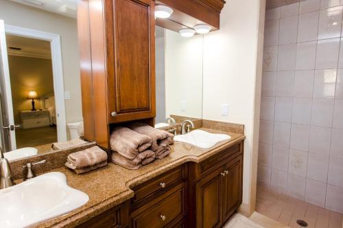 Minutes To Beach & Casino Spacious 4br Home Heated Pool