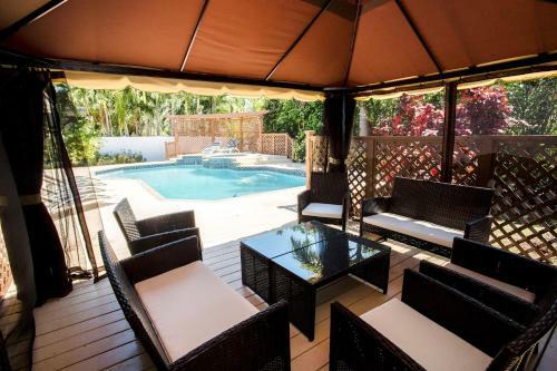 Minutes To Beach & Casino Spacious 4br Home Heated Pool