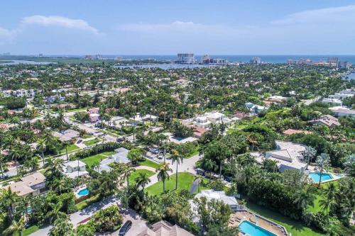 Minutes To Beach & Casino Spacious 4br Home Heated Pool