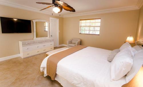 Minutes To Beach & Casino Spacious 4br Home Heated Pool