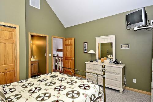 Ski Bums Inn Five-bedroom Chalet