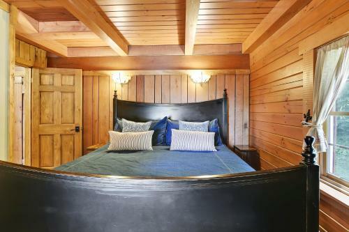 Mountain Glory Four-bedroom Chalet