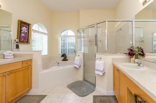 Tarzan Five Bedrooms Home With A Pool