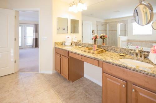 Joanne's West Haven Villa - Five Bedroom Home