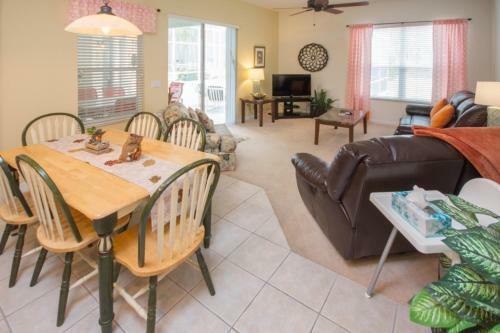 Lyn's Highlands Reserve Villa - Five Bedroom Home
