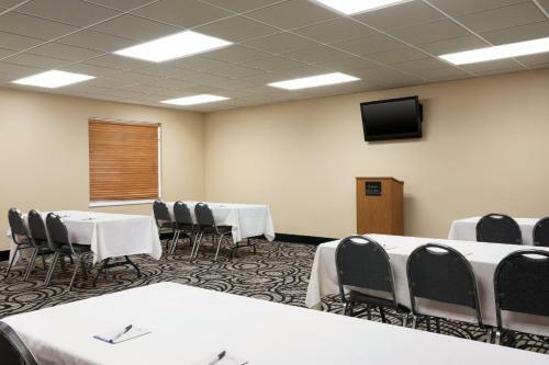 Hotel Baymont By Wyndham Elizabethtown