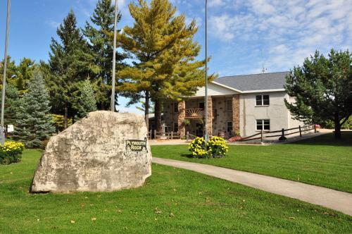 Plymouth Rock Camping Resort Deluxe Cabin 19