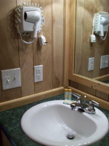 Plymouth Rock Camping Resort Deluxe Cabin 13