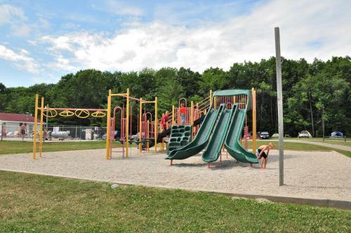 Plymouth Rock Camping Resort Deluxe Cabin 14