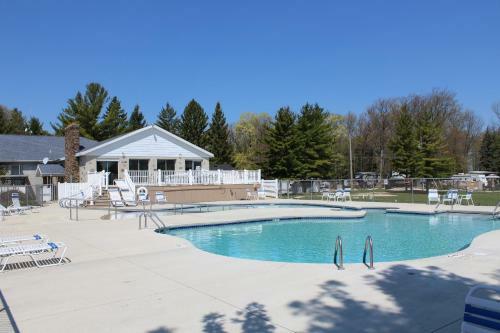 Plymouth Rock Camping Resort Deluxe Cabin 17