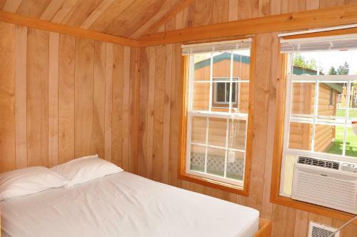 Plymouth Rock Camping Resort Deluxe Cabin 18
