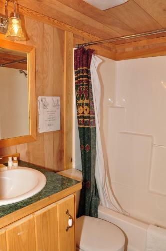 Plymouth Rock Camping Resort Deluxe Cabin 18
