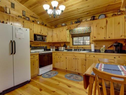 Tree Song Mountain Creek Cabin