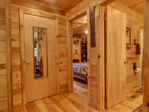 Tree Song Mountain Creek Cabin